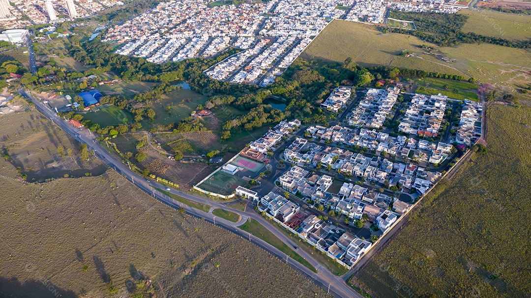 Parque Ecológico de Indaiatuba. Lindo parque no centro da cidade, com lago e lindas árvores e casas. Vista aérea.