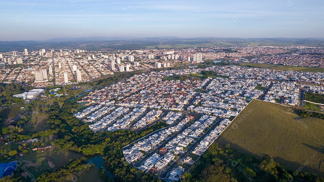 lindas casas modernas em condomínio fechado em Indaiatuba, São Paulo, Brasil. Casas residenciais. Vista aérea