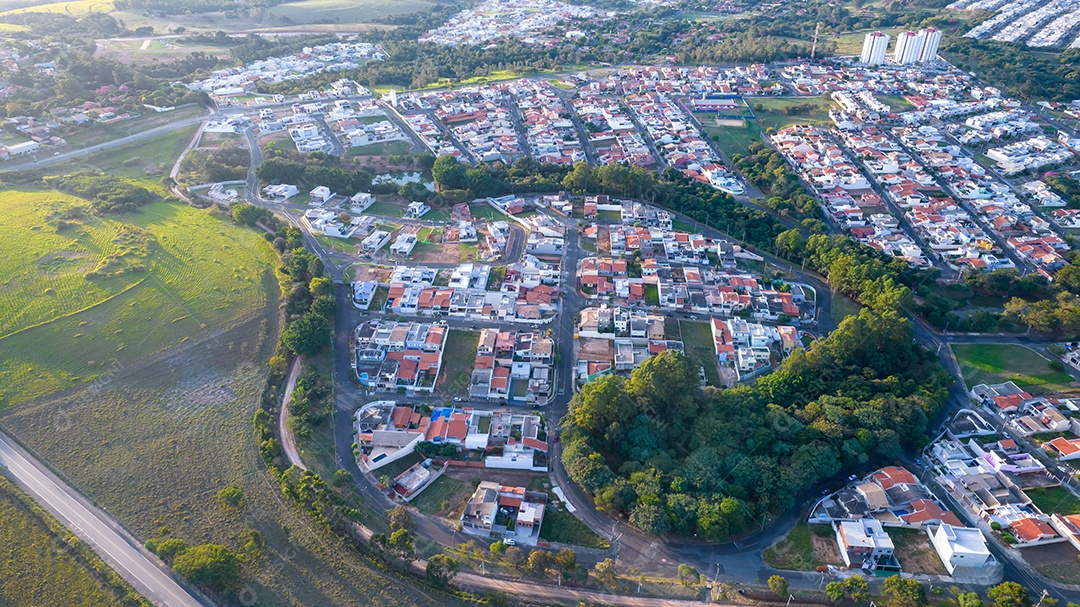 Parque Ecológico de Indaiatuba. Lindo parque no centro da cidade, com lago e lindas árvores e casas. Vista aérea.