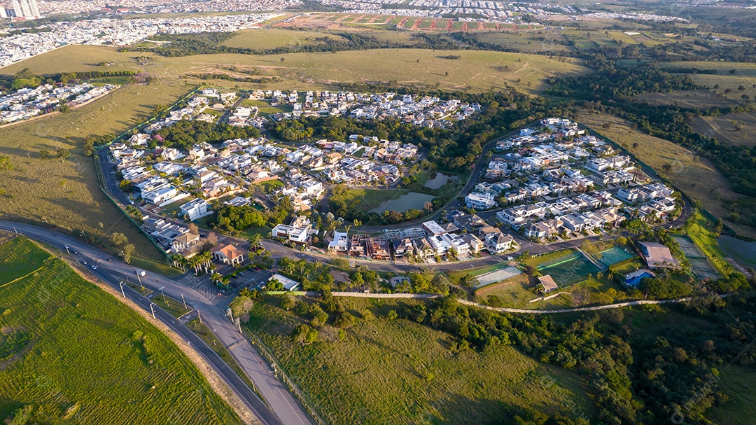Parque Ecológico de Indaiatuba. Lindo parque no centro da cidade, com lago e lindas árvores e casas. Vista aérea.