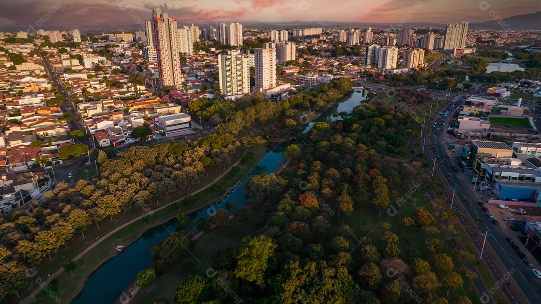 Parque Ecológico de Indaiatuba. Lindo parque no centro da cidade, com lago e lindas árvores e casas. Vista aérea.