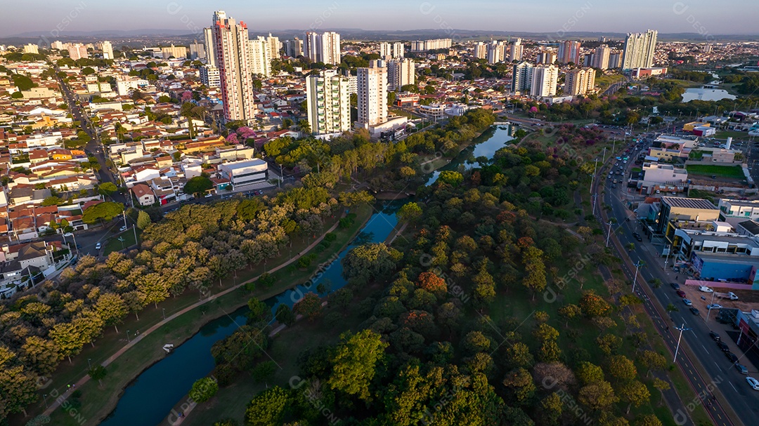 Parque Ecológico de Indaiatuba. Lindo parque no centro da cidade, com lago e lindas árvores e casas. Vista aérea.