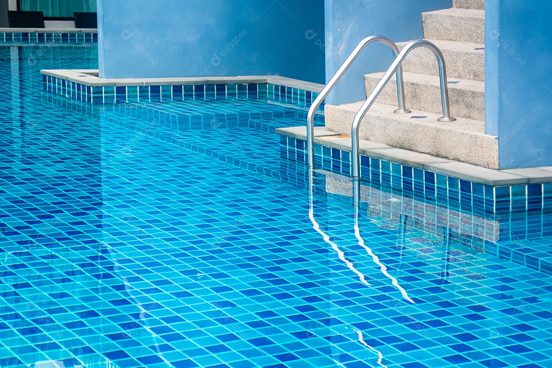 escada da piscina com água azul