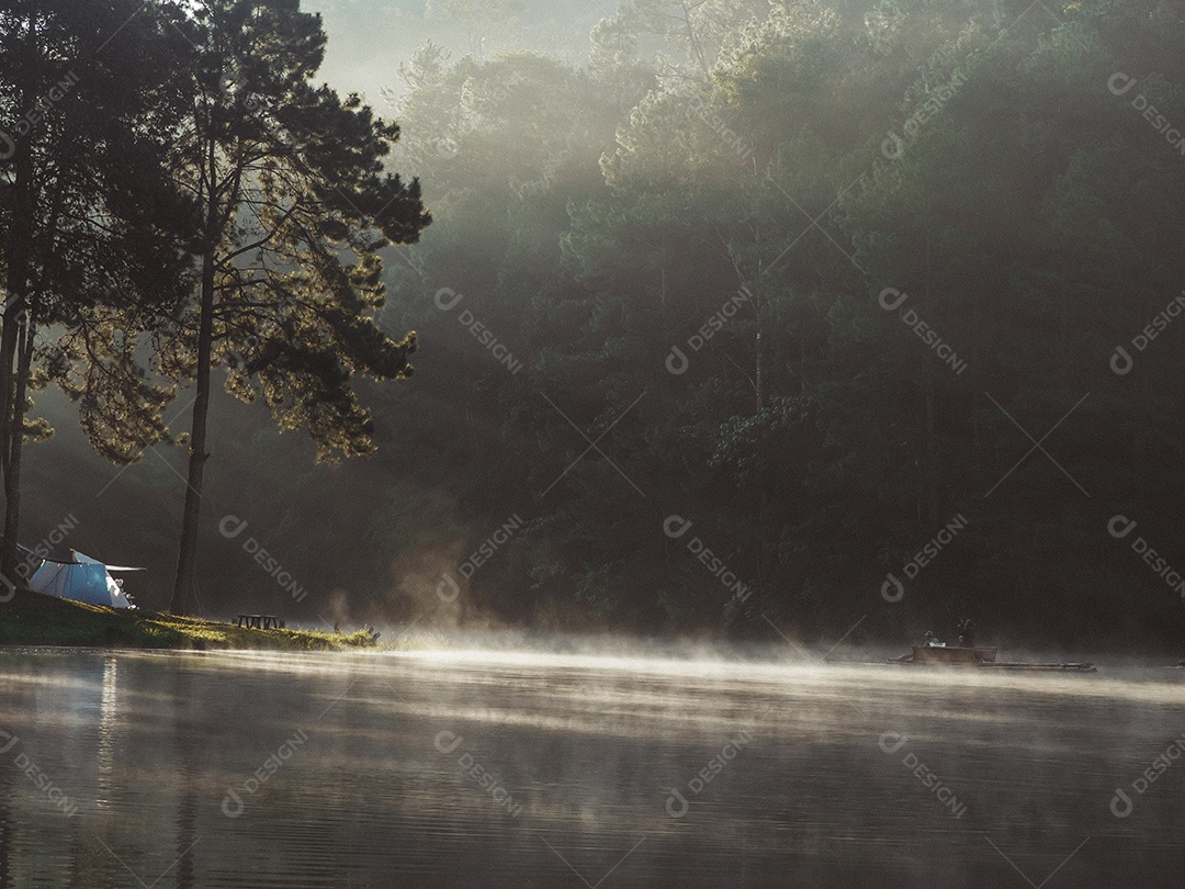 Paisagens de reservatórios e neblina durante a manhã galesa. Tailândia