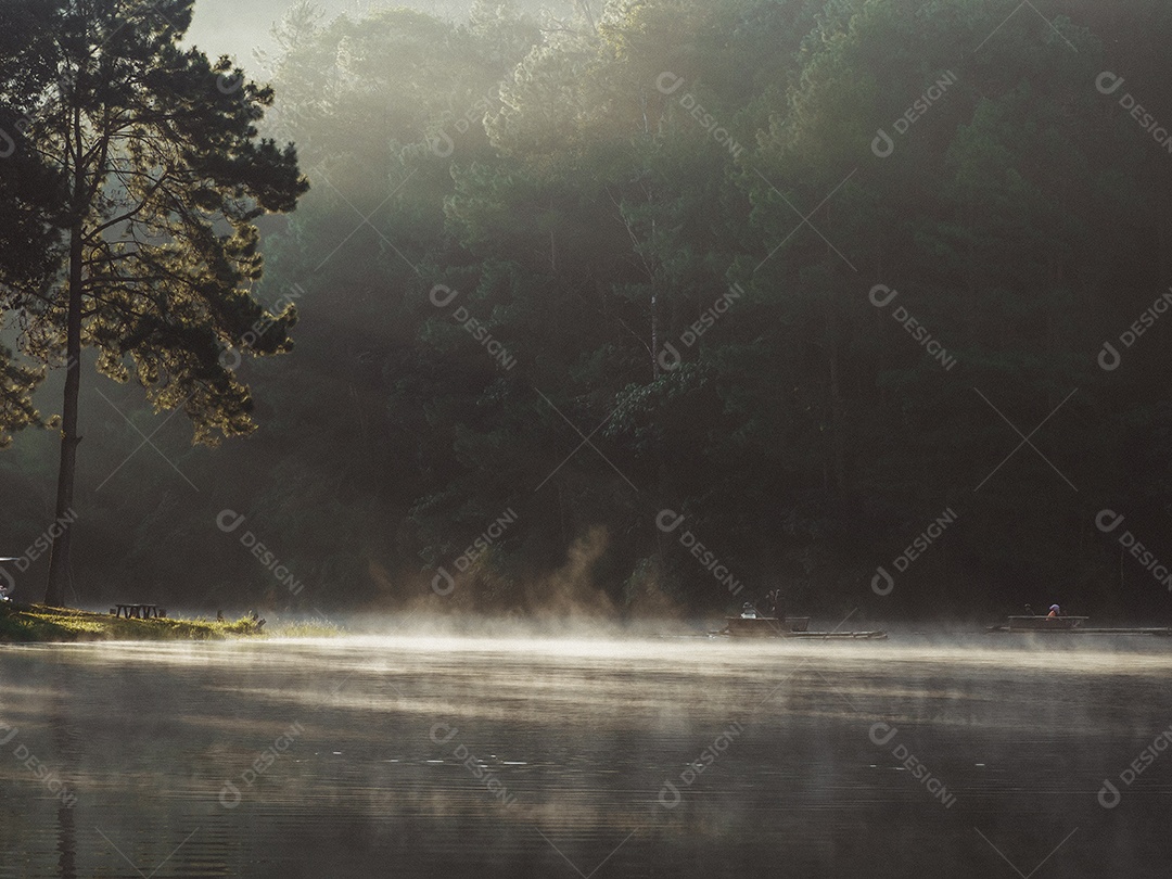 Paisagens de reservatórios e neblina durante a manhã galesa. Tailândia