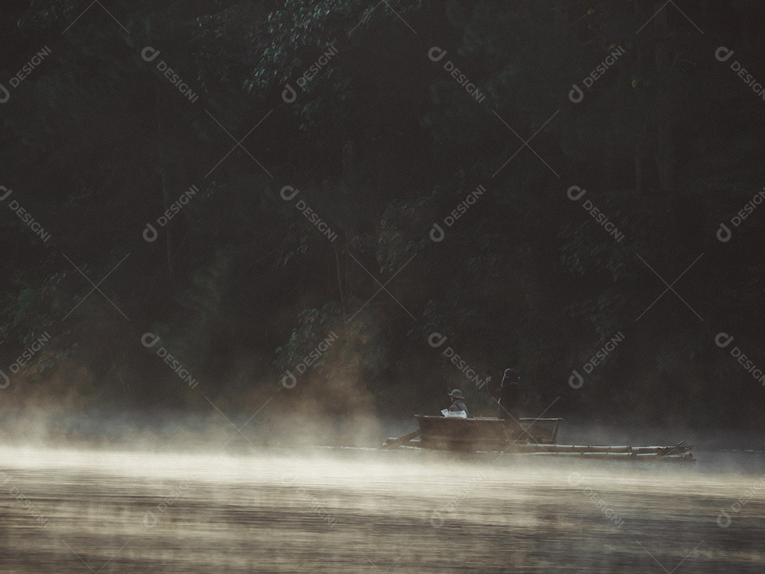 Paisagens de reservatórios e neblina durante a manhã galesa. Tailândia