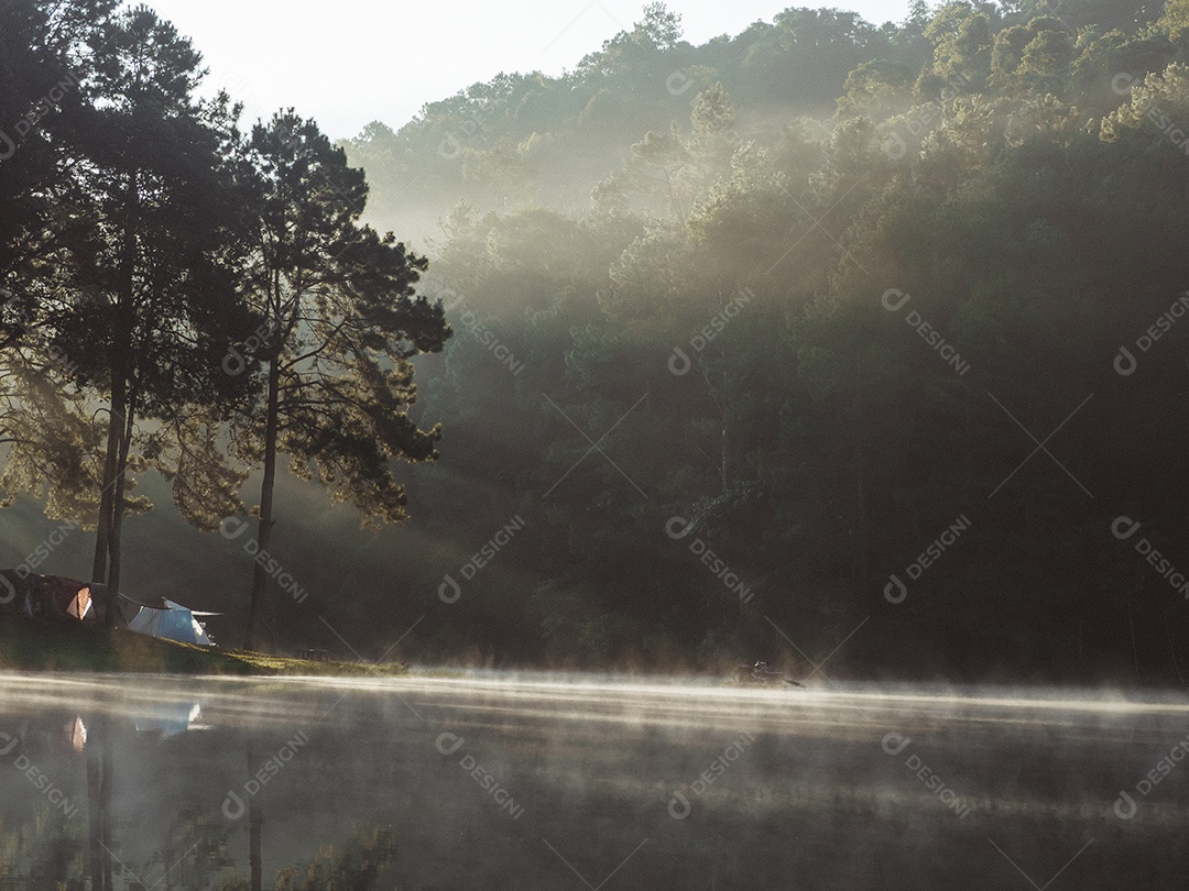 Paisagens de reservatórios e neblina durante a manhã galesa. Tailândia