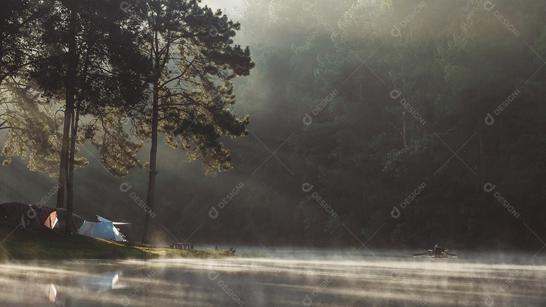 Paisagens de reservatórios e neblina durante a manhã galesa. Tailândia