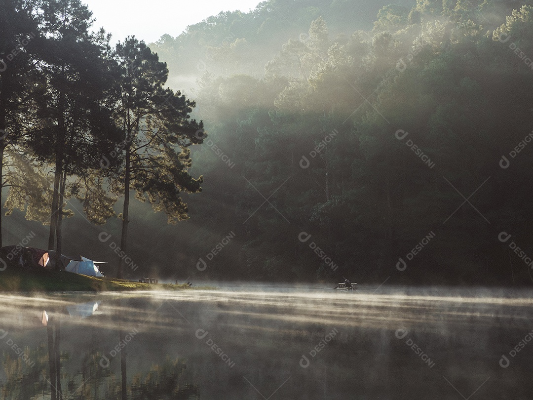 Paisagens de reservatórios e neblina durante a manhã galesa. Tailândia