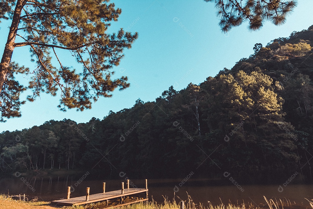 Ponte de madeira no lago de manhã em Mae Hong Son, Tailândia.