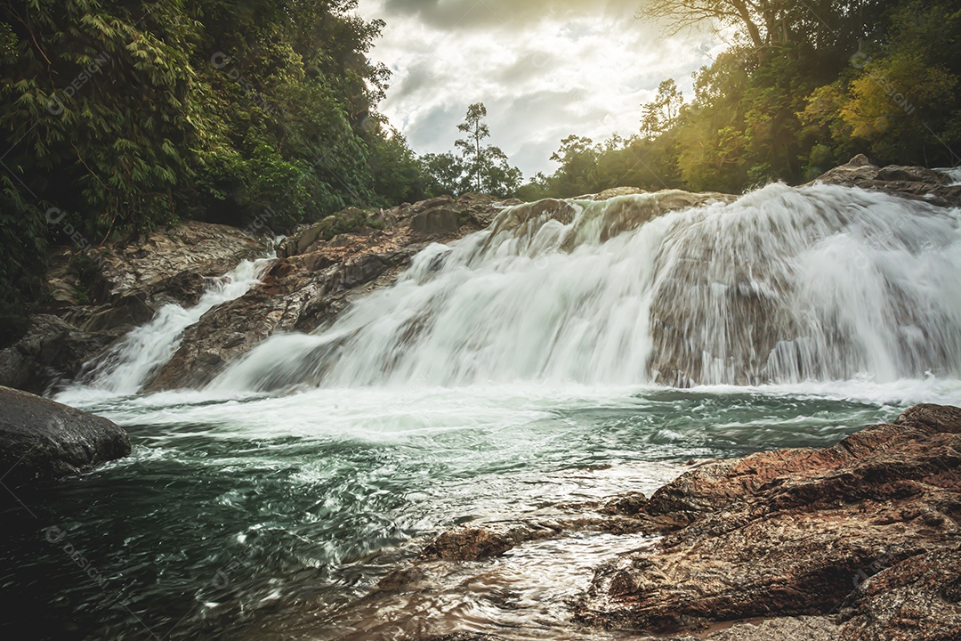 Parque Nacional Manorah Waterfall em Phatthalung, Tailândia
