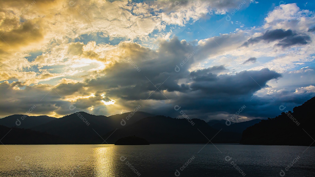 paisagem montanha com pôr do sol vívido colorido no céu nublado