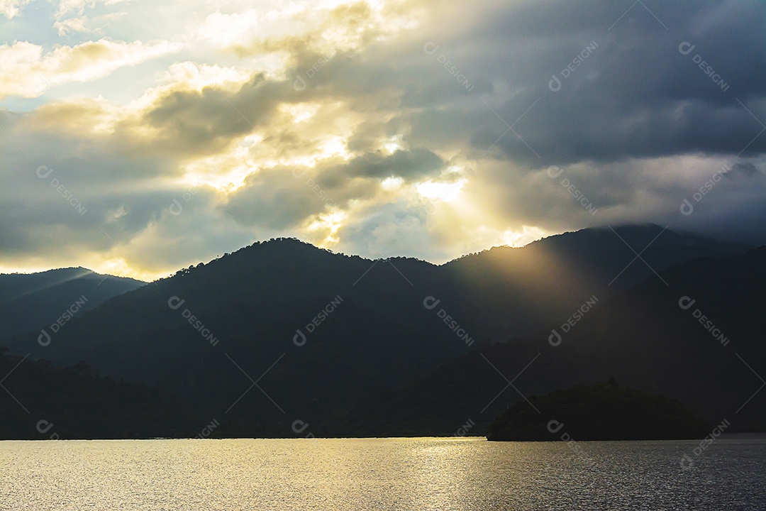 paisagem montanha com pôr do sol vívido colorido no céu nublado