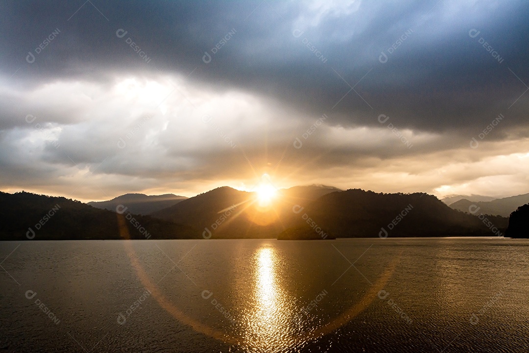paisagem montanha com pôr do sol vívido colorido no céu nublado