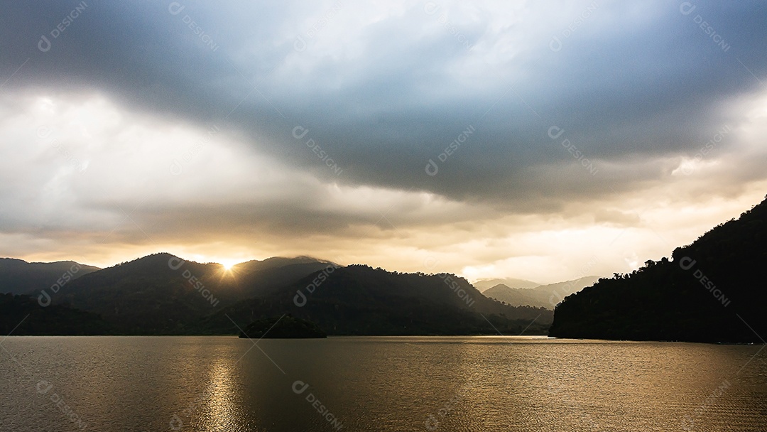 paisagem montanha com pôr do sol vívido colorido no céu nublado