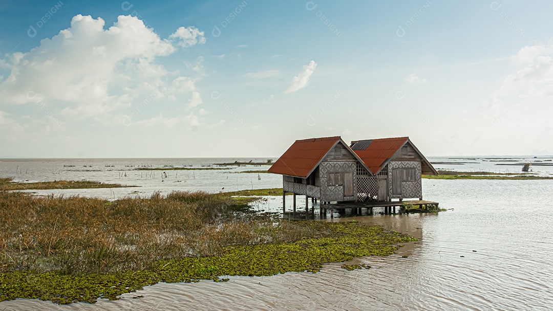Paisagem da casa velha gêmea no pantanal na província de Phatthalung do lago Talay Noi, no sul da Tailândia.