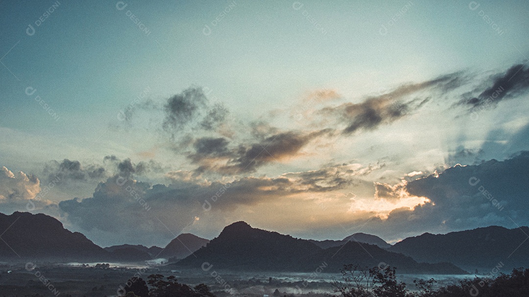 Vista matinal da paisagem montanhosa com neblina no fundo do céu e nuvens na província de Phatthalung, sul da Tailândia.