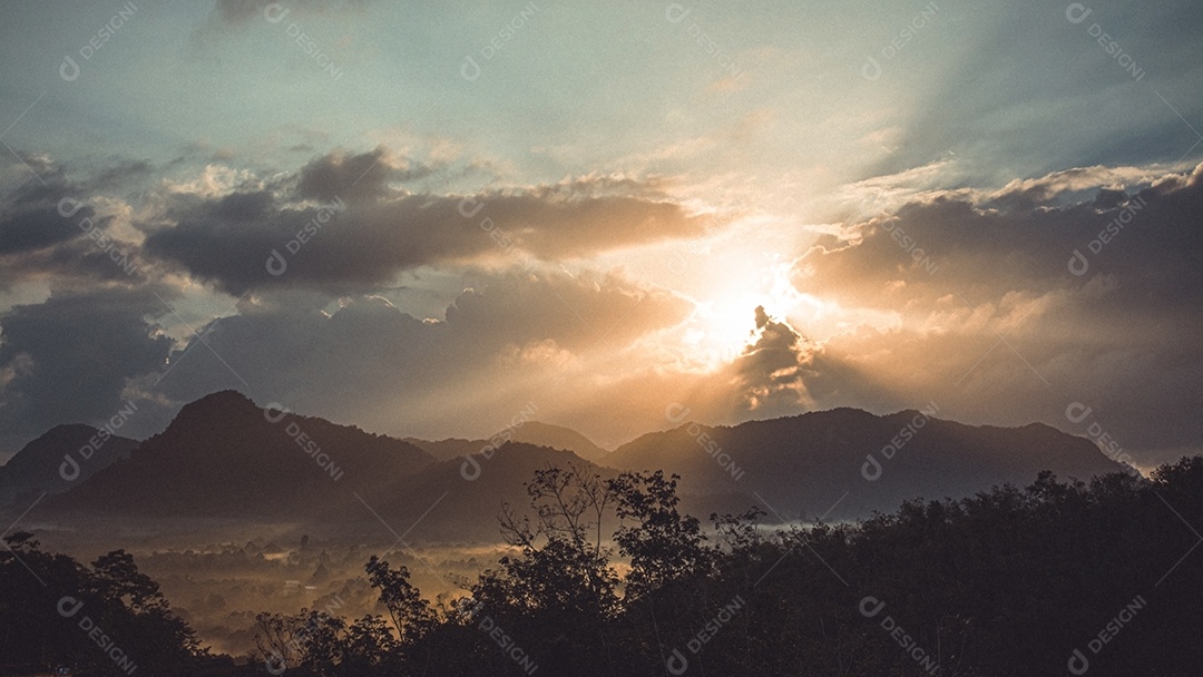 Vista matinal da paisagem montanhosa com neblina no fundo do céu e nuvens na província de Phatthalung, sul da Tailândia.