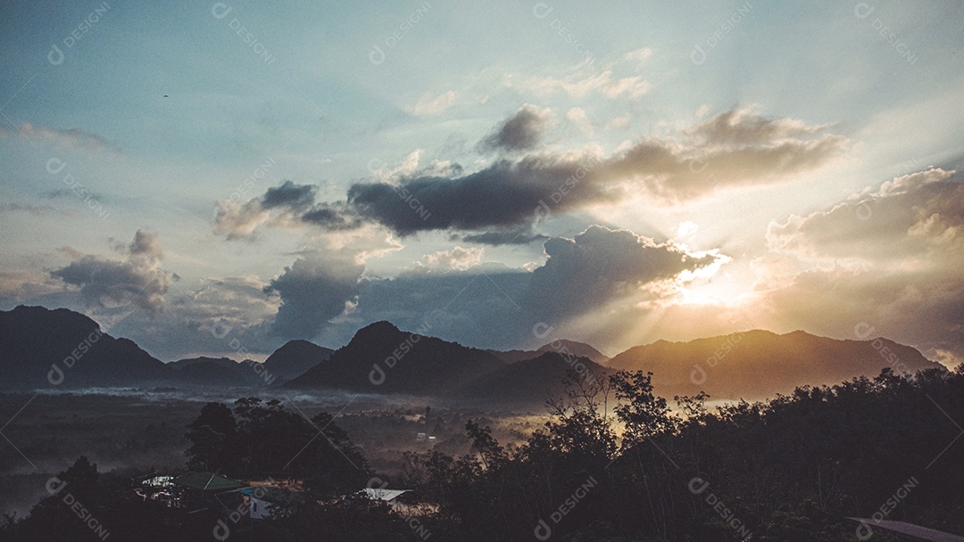 Vista matinal da paisagem montanhosa com neblina no fundo do céu e nuvens na província de Phatthalung, sul da Tailândia.
