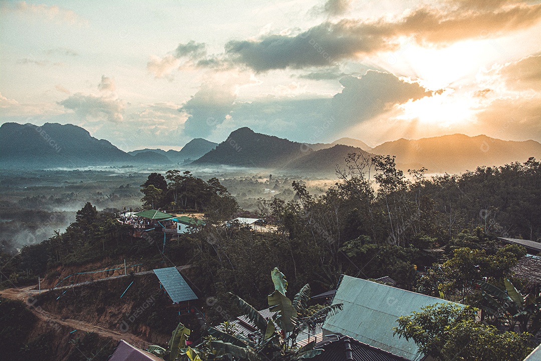 Vista matinal da paisagem montanhosa com neblina no fundo do céu e nuvens na província de Phatthalung, sul da Tailândia.