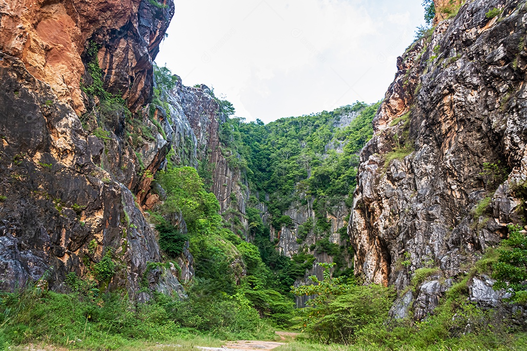 paisagem de vale na província de Phatthalung, sul da Tailândia.