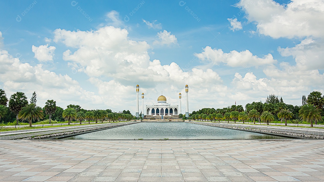 Mesquita Central Songkhla com céu azul e nuvem sobre a mesquita. A maior mesquita da Tailândia