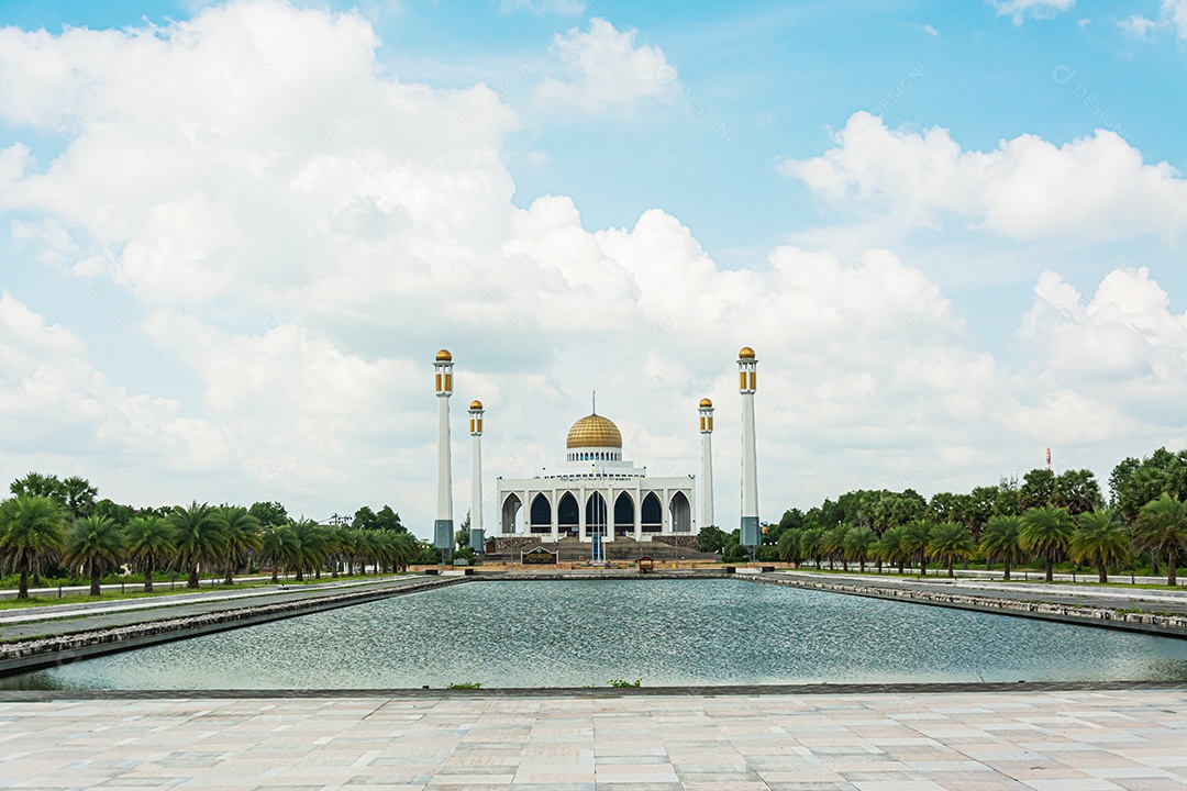 Mesquita Central Songkhla com céu azul e nuvem sobre a mesquita. A maior mesquita da Tailândia