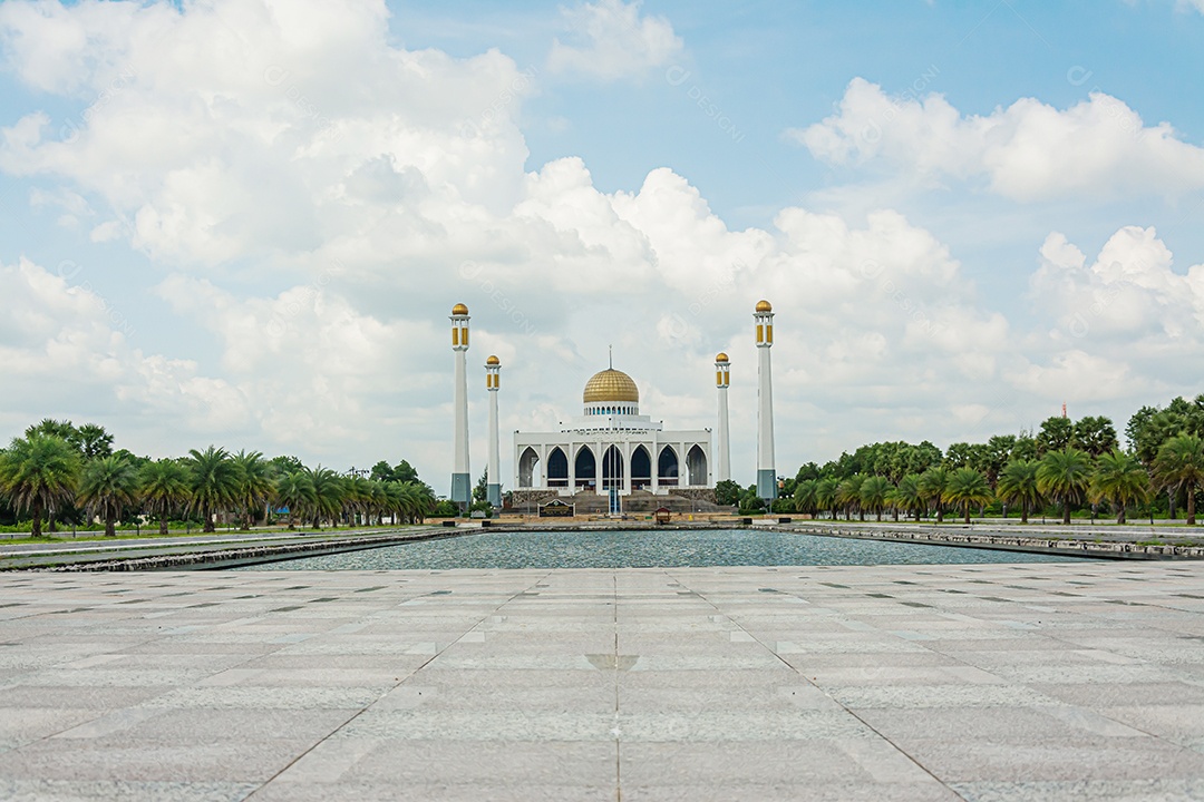 Mesquita Central Songkhla com céu azul e nuvem sobre a mesquita. A maior mesquita da Tailândia