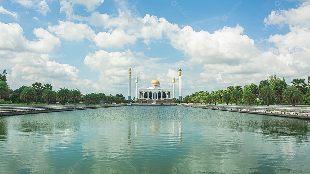 Mesquita Central Songkhla com céu azul e nuvem sobre a mesquita. A maior mesquita da Tailândia