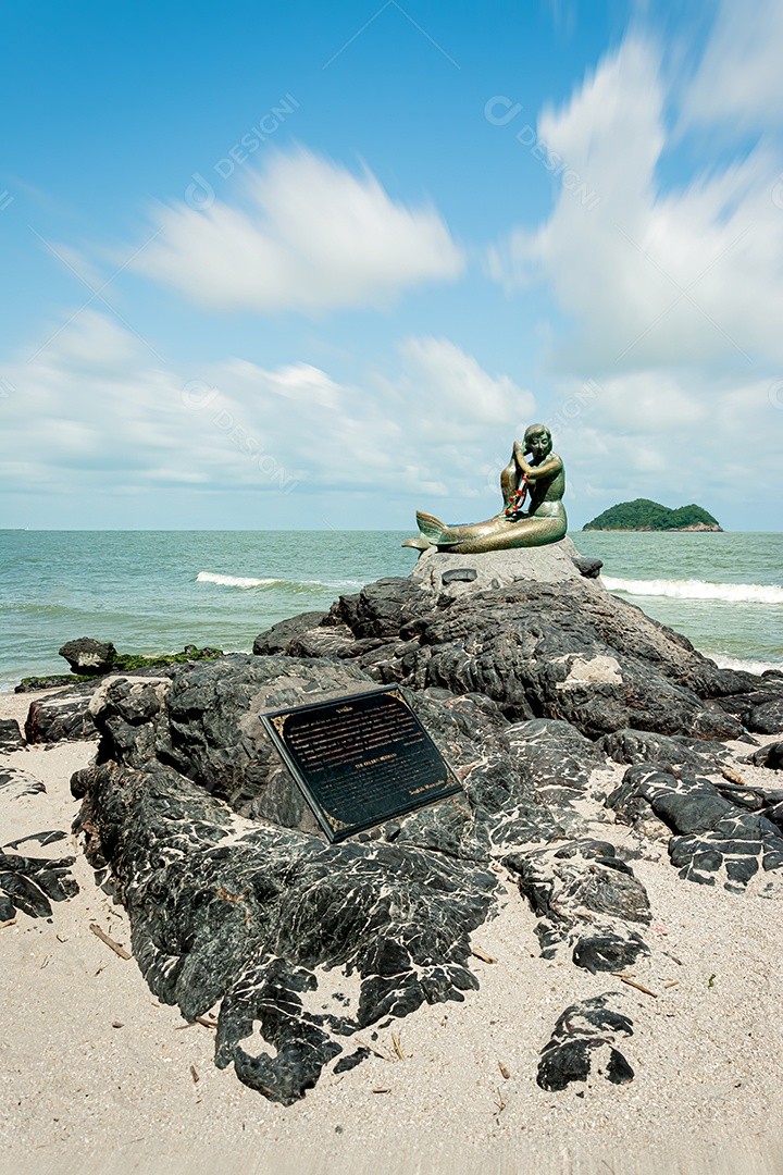 estátuas de sereias douradas na praia de Samila. Marco de Songkla na Tailândia.