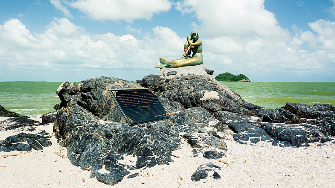 estátuas de sereias douradas na praia de Samila. Marco de Songkla na Tailândia.