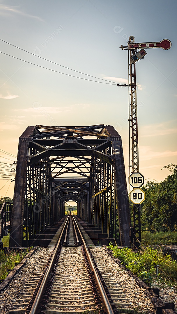 Ponte ferroviária, Tailândia Ferroviária indo da Estação Ferroviária Rueso para a Estação Ferroviária Yala. Olhando para o final do trem é emocionante