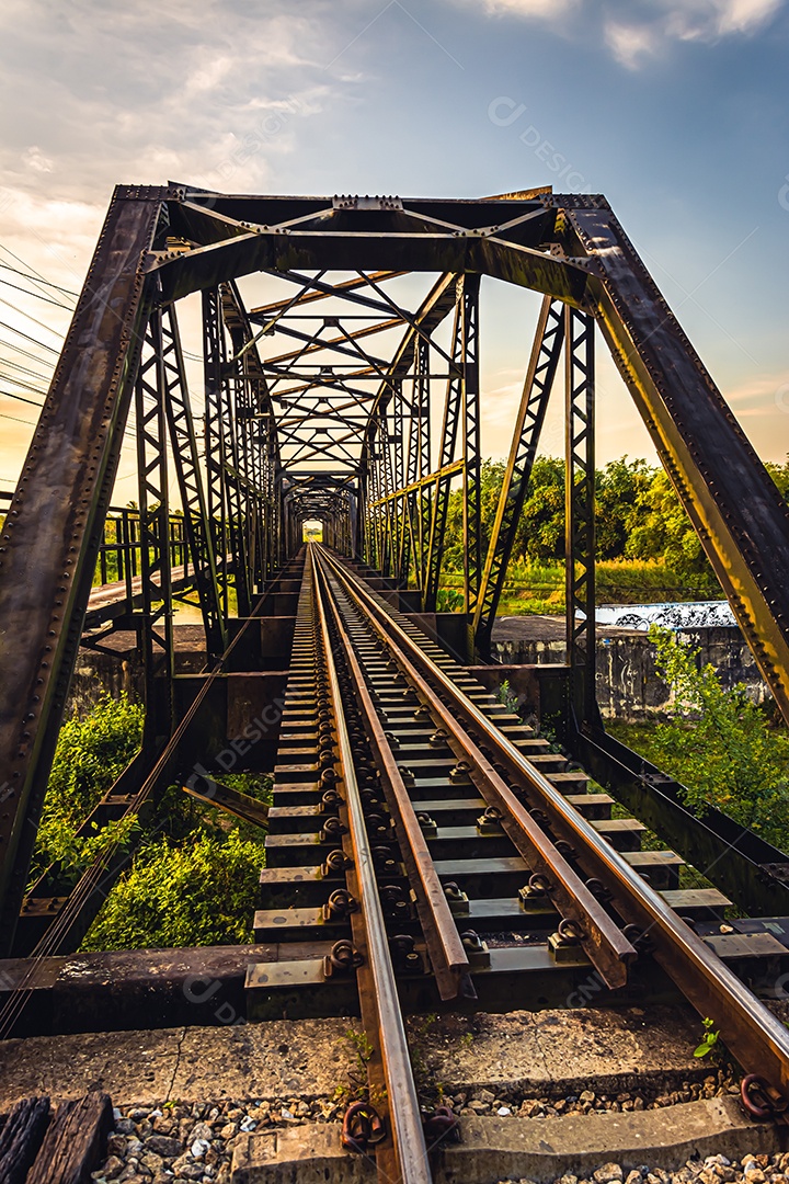 Ponte ferroviária, Tailândia Ferroviária indo da Estação Ferroviária Rueso para a Estação Ferroviária Yala. Olhando para o final do trem é emocionante