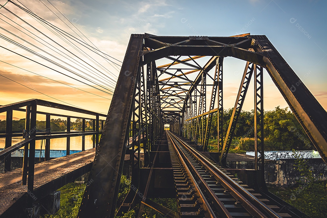Ponte ferroviária, Tailândia Ferroviária indo da Estação Ferroviária Rueso para a Estação Ferroviária Yala. Olhando para o final do trem é emocionante