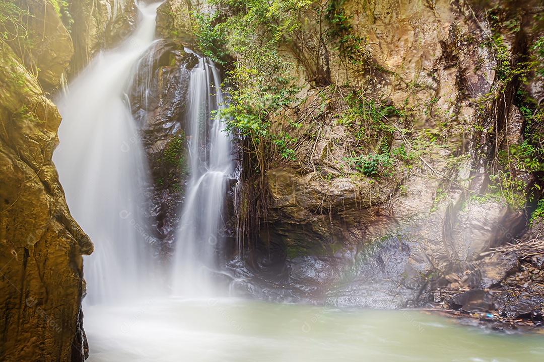 Cachoeira incrível na floresta verde Laong Rung Waterfall Yala Tailândia