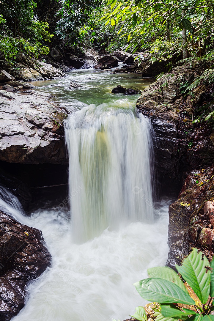Cachoeira incrível na floresta verde Laong Rung Waterfall Yala Tailândia