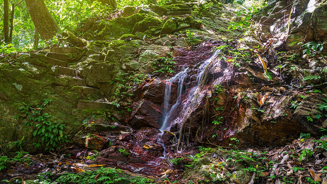 Cachoeira incrível na floresta verde Laong Rung Waterfall Yala Tailândia
