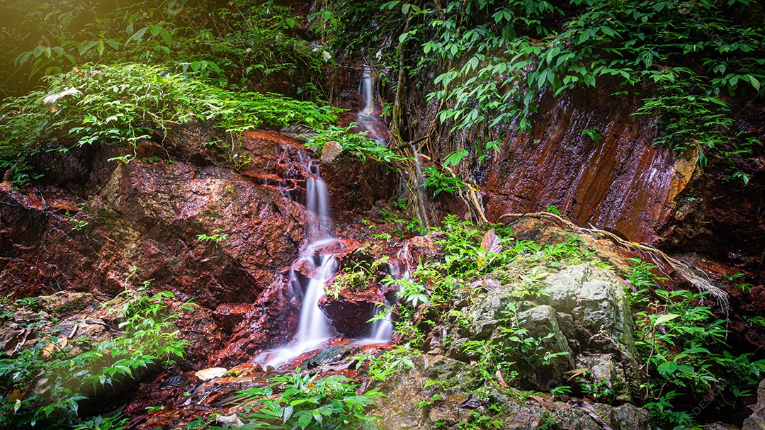 Cachoeira incrível na floresta verde Laong Rung Waterfall Yala Tailândia