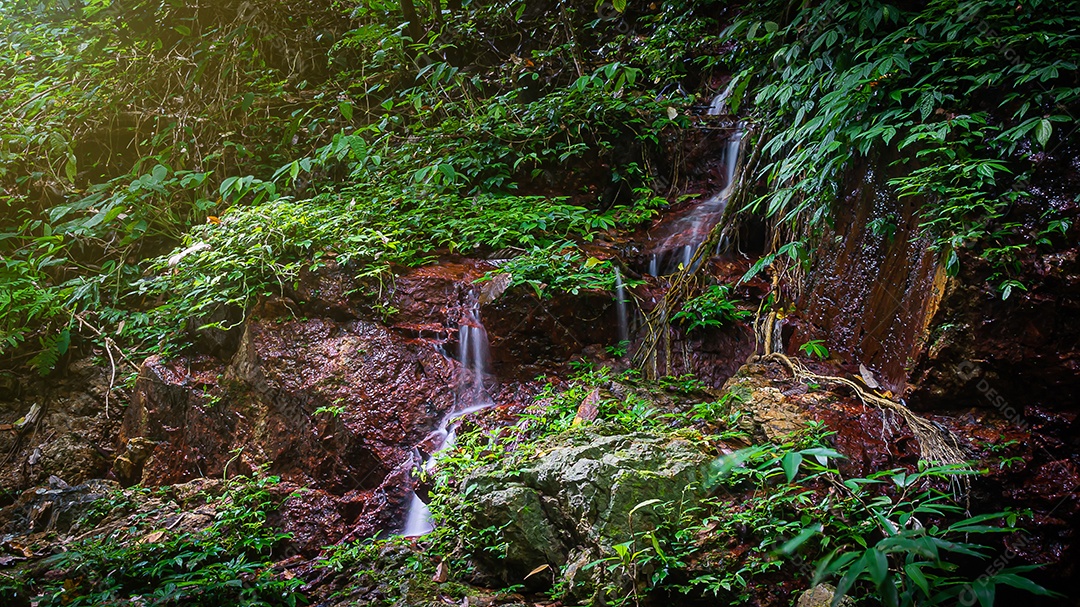 Cachoeira incrível na floresta verde Laong Rung Waterfall Yala Tailândia