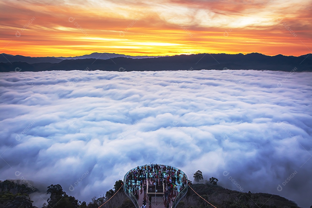 Betong, Yala, Tailândia Ponto de vista de neblina Talay Mok Aiyoeweng, há mar de neblina visitado por turistas pela manhã