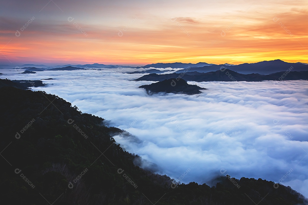 Betong, Yala, Tailândia Ponto de vista de neblina Talay Mok Aiyoeweng, há mar de neblina visitado por turistas pela manhã