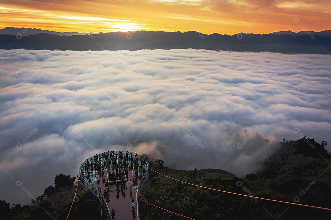 Betong, Yala, Tailândia Ponto de vista de neblina Talay Mok Aiyoeweng, há mar de neblina visitado por turistas pela manhã