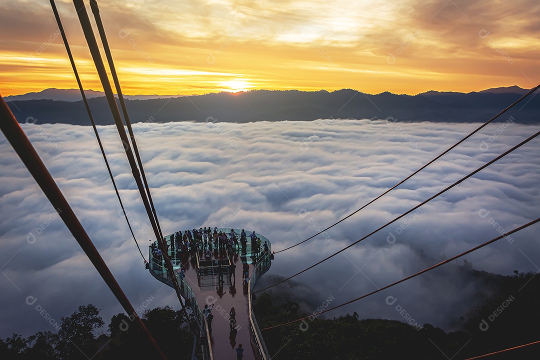 Betong, Yala, Tailândia Ponto de vista de neblina Talay Mok Aiyoeweng, há mar de neblina visitado por turistas pela manhã