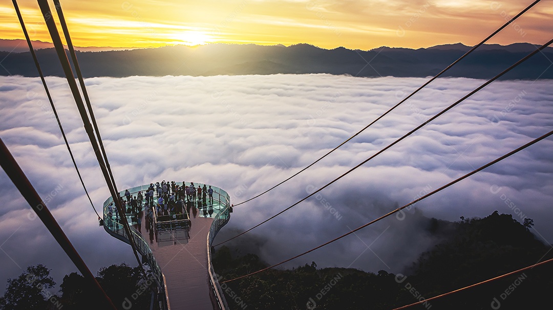 Betong, Yala, Tailândia Ponto de vista de neblina Talay Mok Aiyoeweng, há mar de neblina visitado por turistas pela manhã