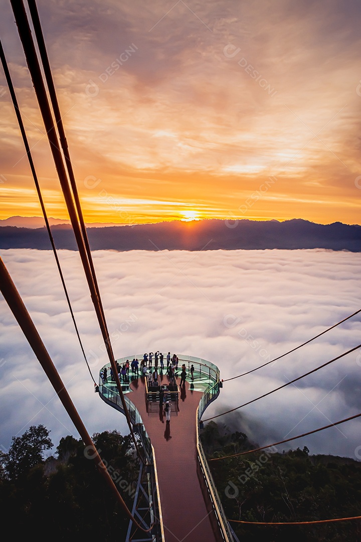 Betong, Yala, Tailândia Ponto de vista de neblina Talay Mok Aiyoeweng, há mar de neblina visitado por turistas pela manhã