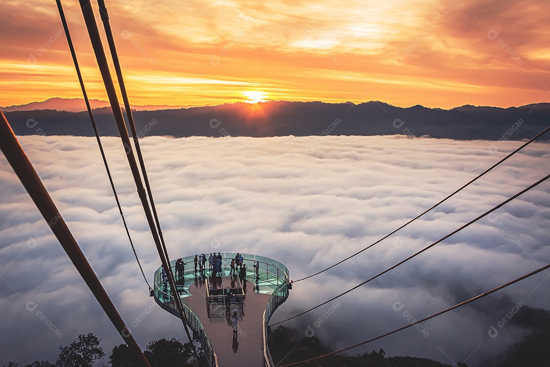 Betong, Yala, Tailândia Ponto de vista de neblina Talay Mok Aiyoeweng, há mar de neblina visitado por turistas pela manhã