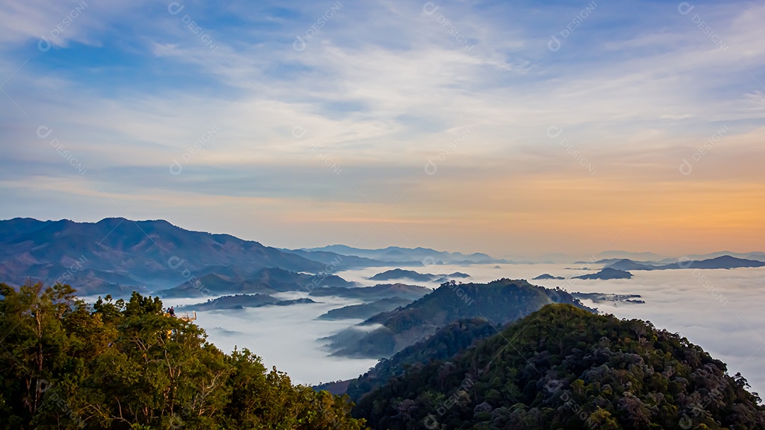 Betong, Yala, Tailândia Ponto de vista de neblina Talay Mok Aiyoeweng, há mar de neblina visitado por turistas pela manhã