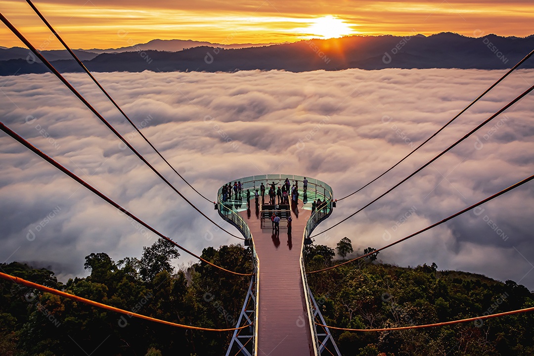 Betong, Yala, Tailândia Ponto de vista de neblina Talay Mok Aiyoeweng, há mar de neblina visitado por turistas pela manhã