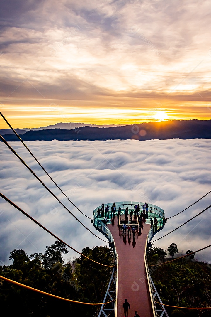 Betong, Yala, Tailândia Ponto de vista de neblina Talay Mok Aiyoeweng, há mar de neblina visitado por turistas pela manhã