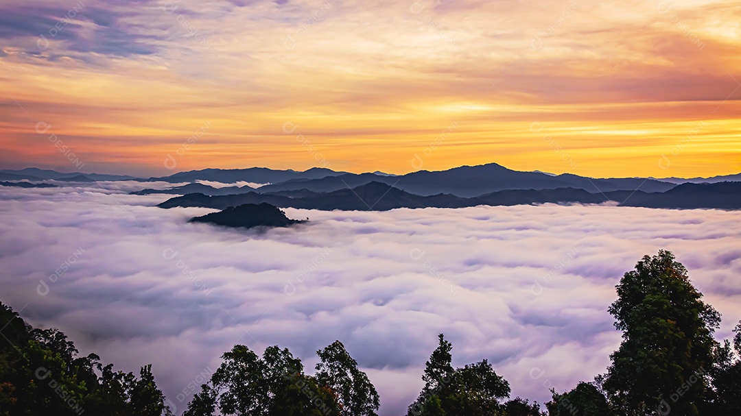 Betong, Yala, Tailândia Ponto de vista de neblina Talay Mok Aiyoeweng, há mar de neblina visitado por turistas pela manhã